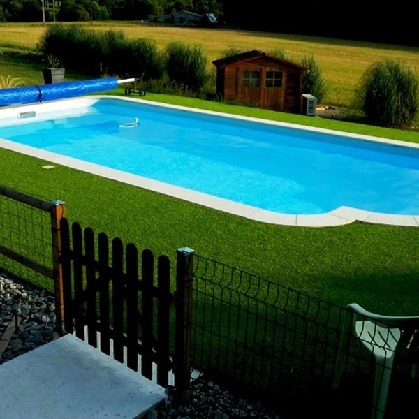 Gazon synthétique pour piscine à Beynac