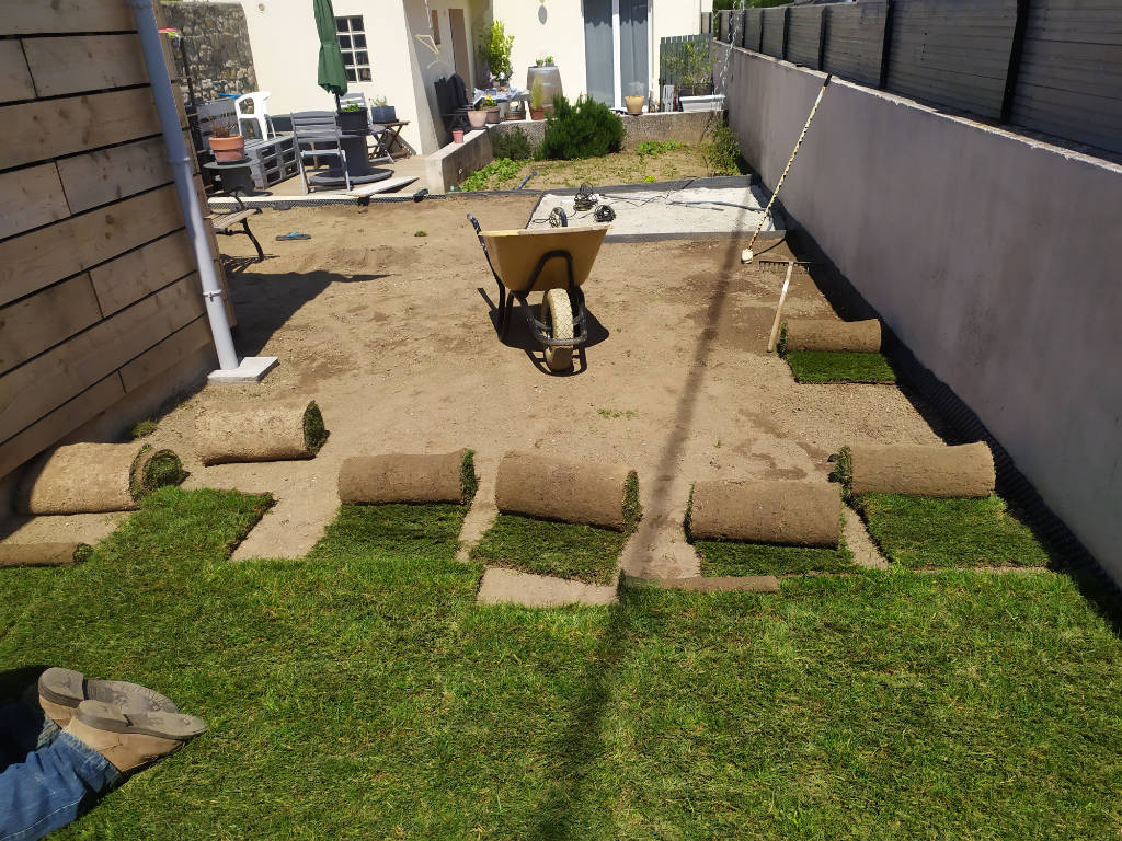 Pose de bande de gazon à Beynac