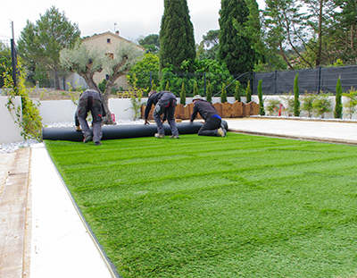Bande de gazon dans un parc à Beynac